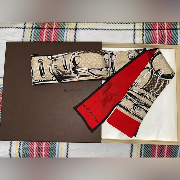 Authentic LOUIS VUITTON
Beige/Red Silk Monogram Trunks Bandeau Twilly with box! - Picture 3 of 10